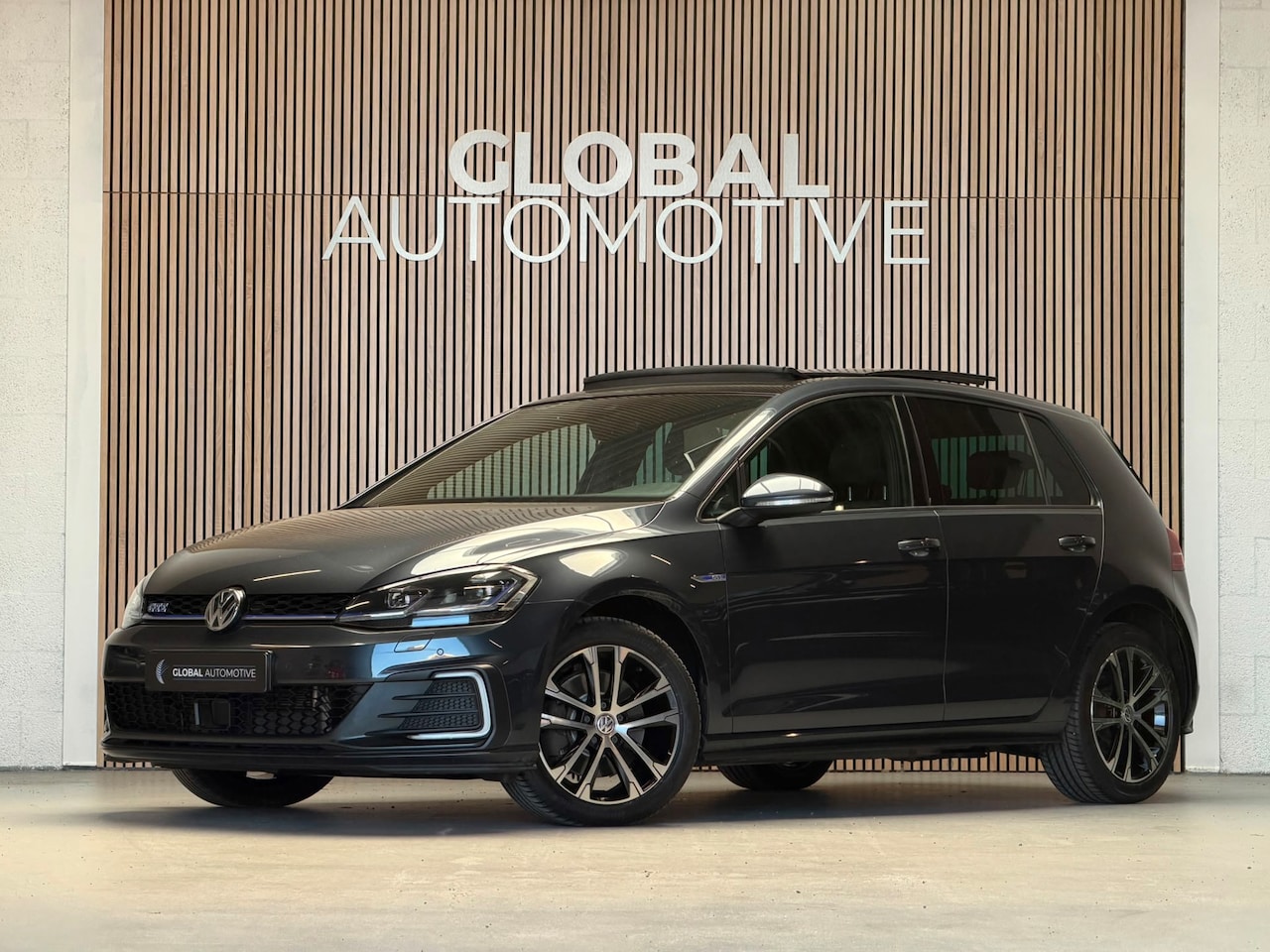 Volkswagen Golf - 1.4 TSI PHEV GTE - PANO - TREKHAAK - KEYLESS - CAMERA - AutoWereld.nl