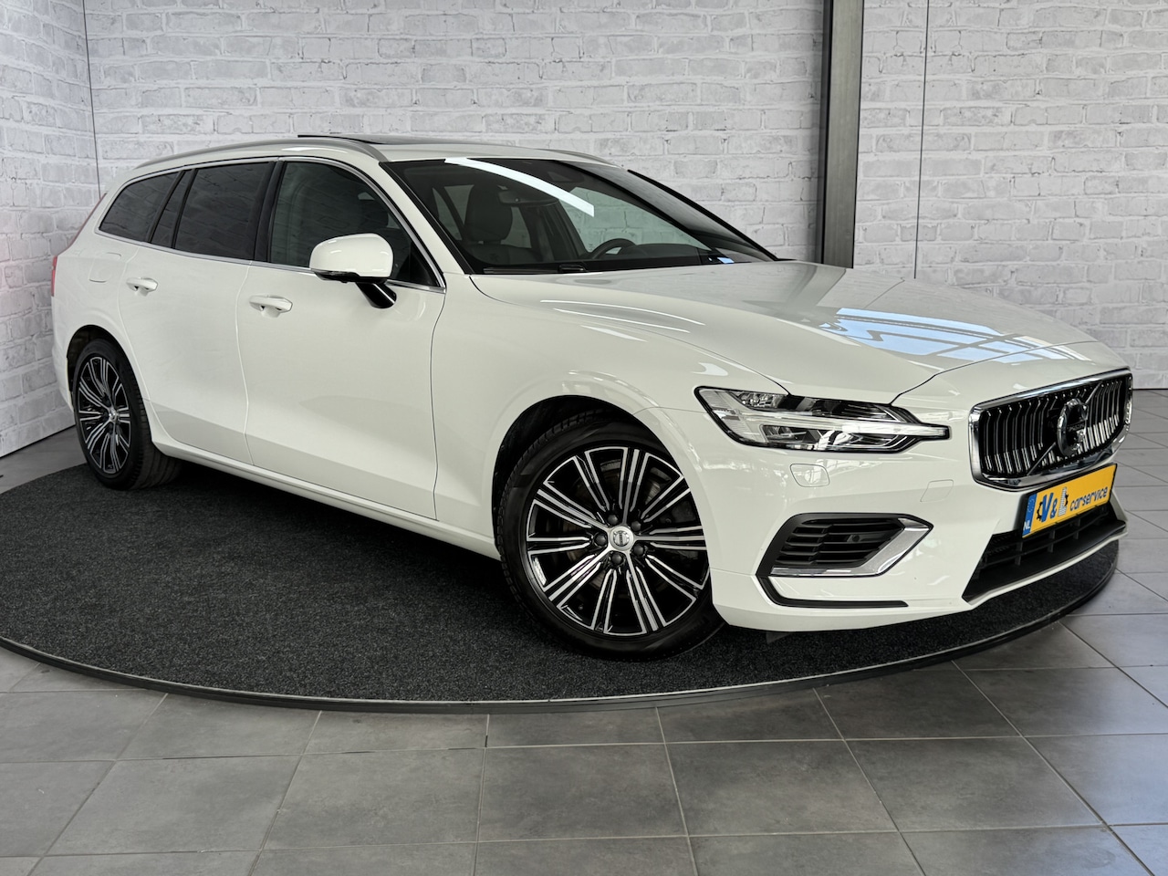 Volvo V60 - 2.0 T8 Twin Engine AWD Inscription B&W HUD Pano Trekhaak Pilot Assist - AutoWereld.nl