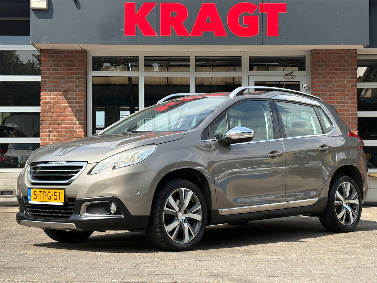 Peugeot 2008 - Allure 1.6 VTi 120 pk - Leder - trekhaak - lage kilometerstand! - AutoWereld.nl