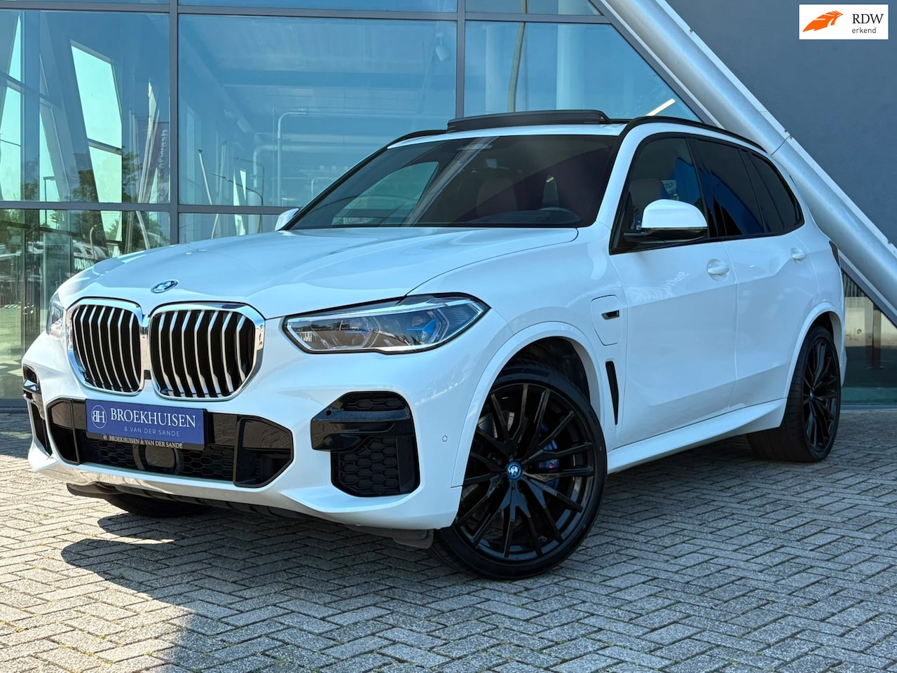 BMW X5 - XDrive45e High Executive M Sport 394pk Panoramadak / 22inc / Laser Light / Trekhaak - AutoWereld.nl