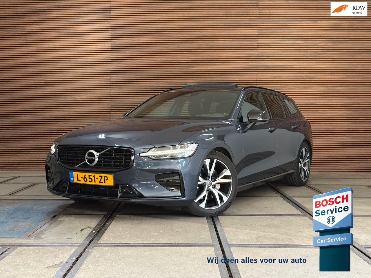 Volvo V60 - 2.0 B3 R-Design | Panoramadak | Harman Kardon | 360 Camera | Apple carplay & Android Auto - AutoWereld.nl