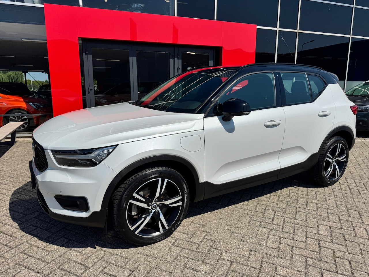 Volvo XC40 - 1.5 T4 Recharge R-Design Expression | Memory voorstoelen| Zwart dak |NL-auto - AutoWereld.nl