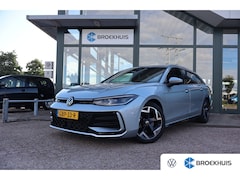 Volkswagen Passat Variant - 1.5 eTSI R-Line Business | Achteruitrijcamera | Hill hold functie | Keyless start | Achter