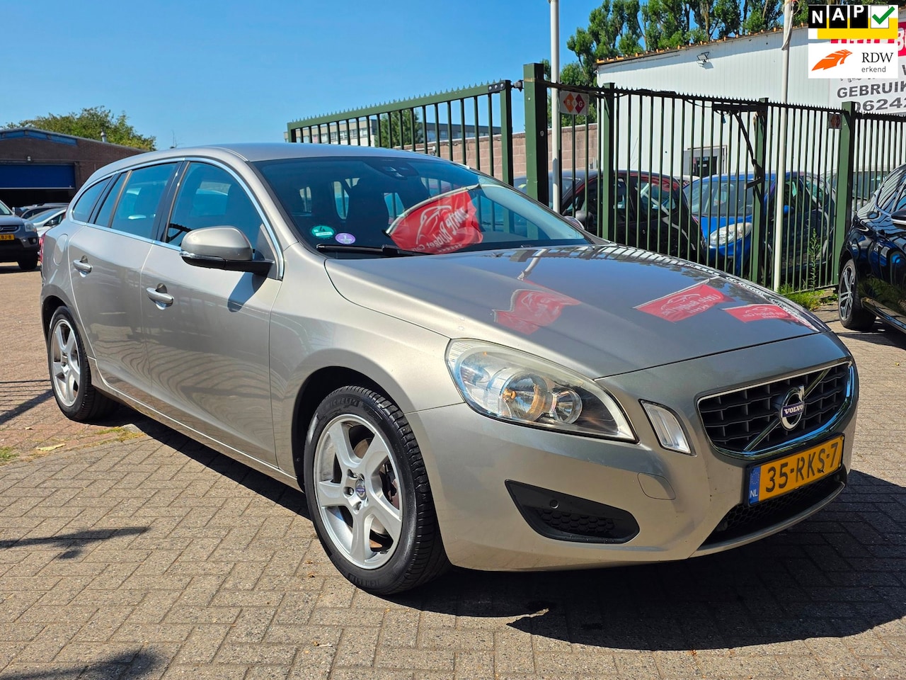 Volvo V60 - 1.6 T3 Momentum 1e eigenaar dealer onderhouden navigatie cruis control leerbekeleding - AutoWereld.nl