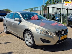 Volvo V60 - 1.6 T3 Momentum 1e eigenaar dealer onderhouden navigatie cruis control leerbekeleding