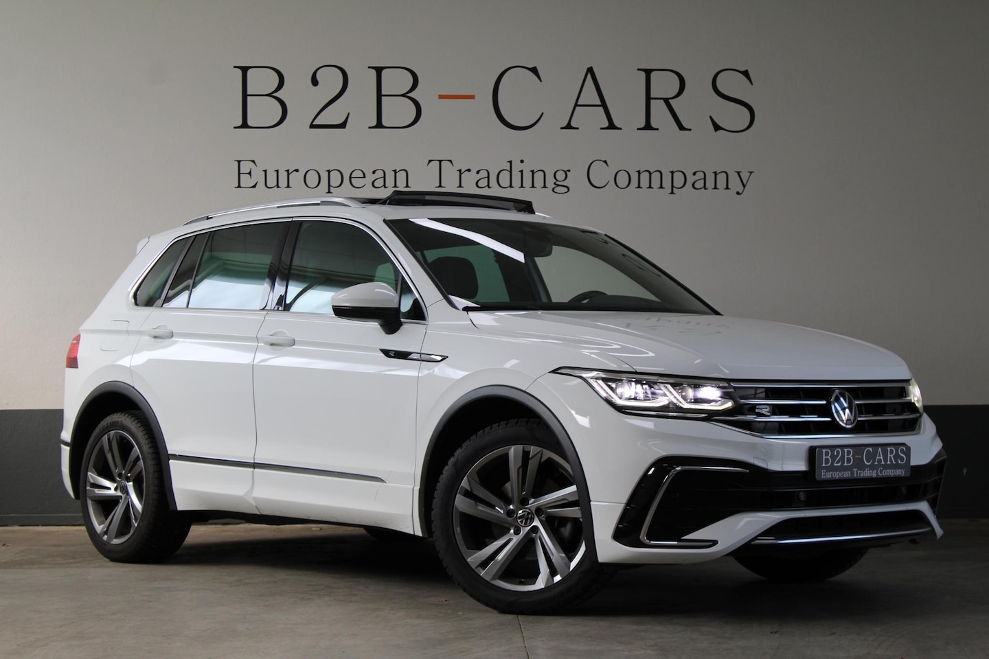 Volkswagen Tiguan - 1.5 TSI R-Line | Panorama | Trekhaak | Matrix LED - AutoWereld.nl