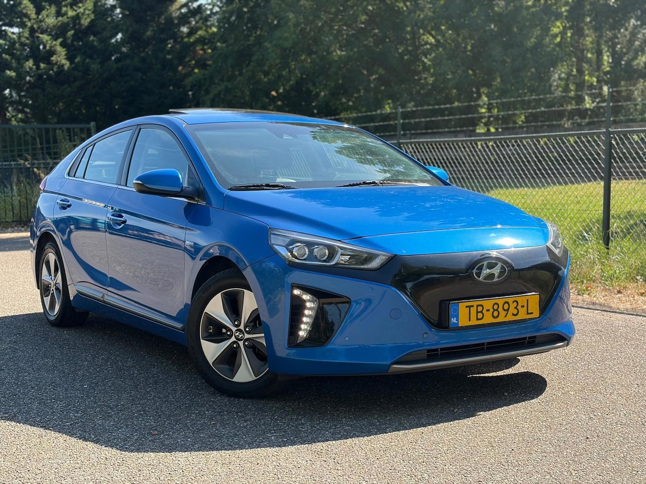 Hyundai IONIQ - Premium EV/pano/full optie!!/28 kw /120 pk - AutoWereld.nl