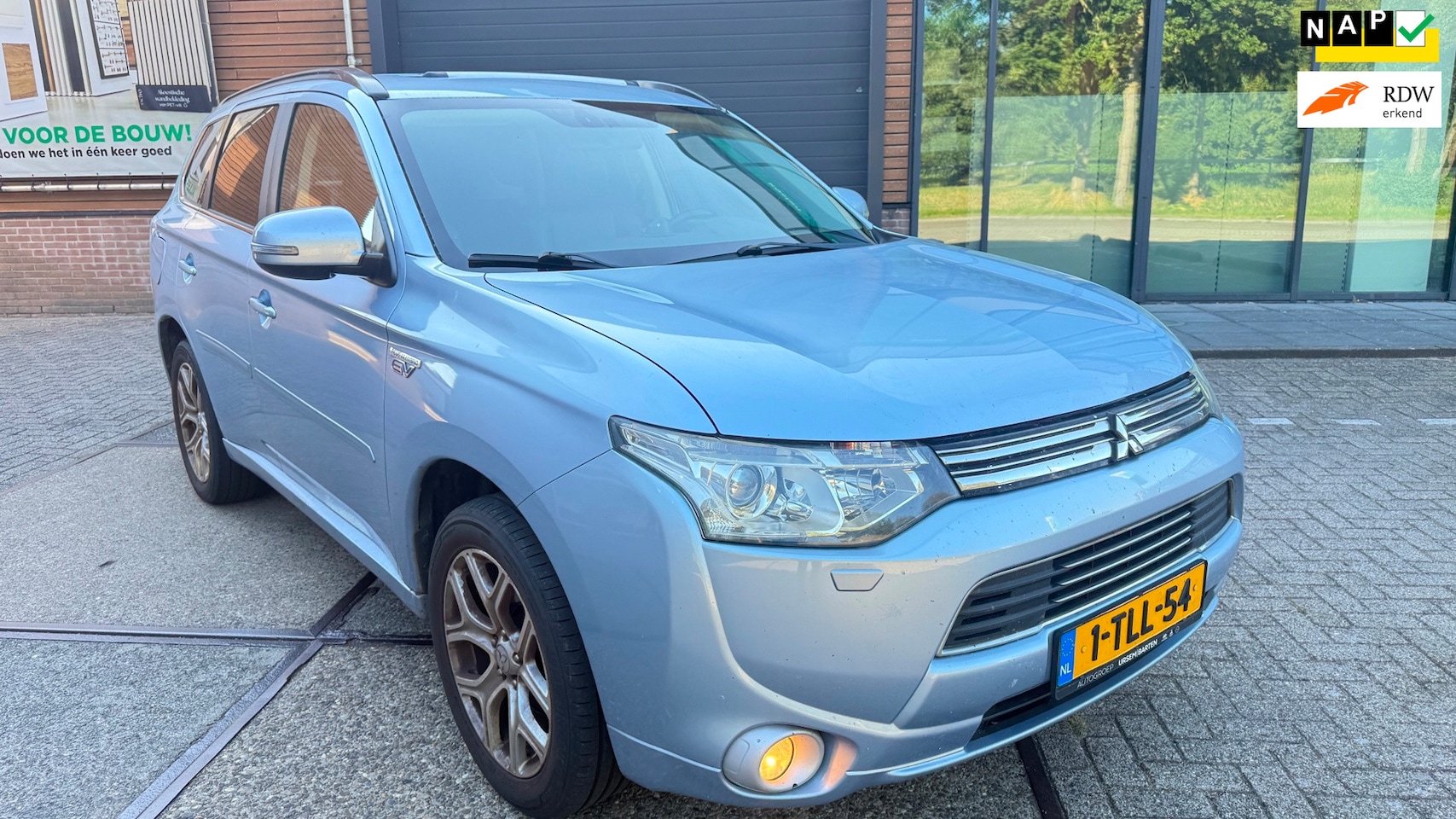 Mitsubishi Outlander - 2.0 PHEV instyle (( leder / automaat. - AutoWereld.nl
