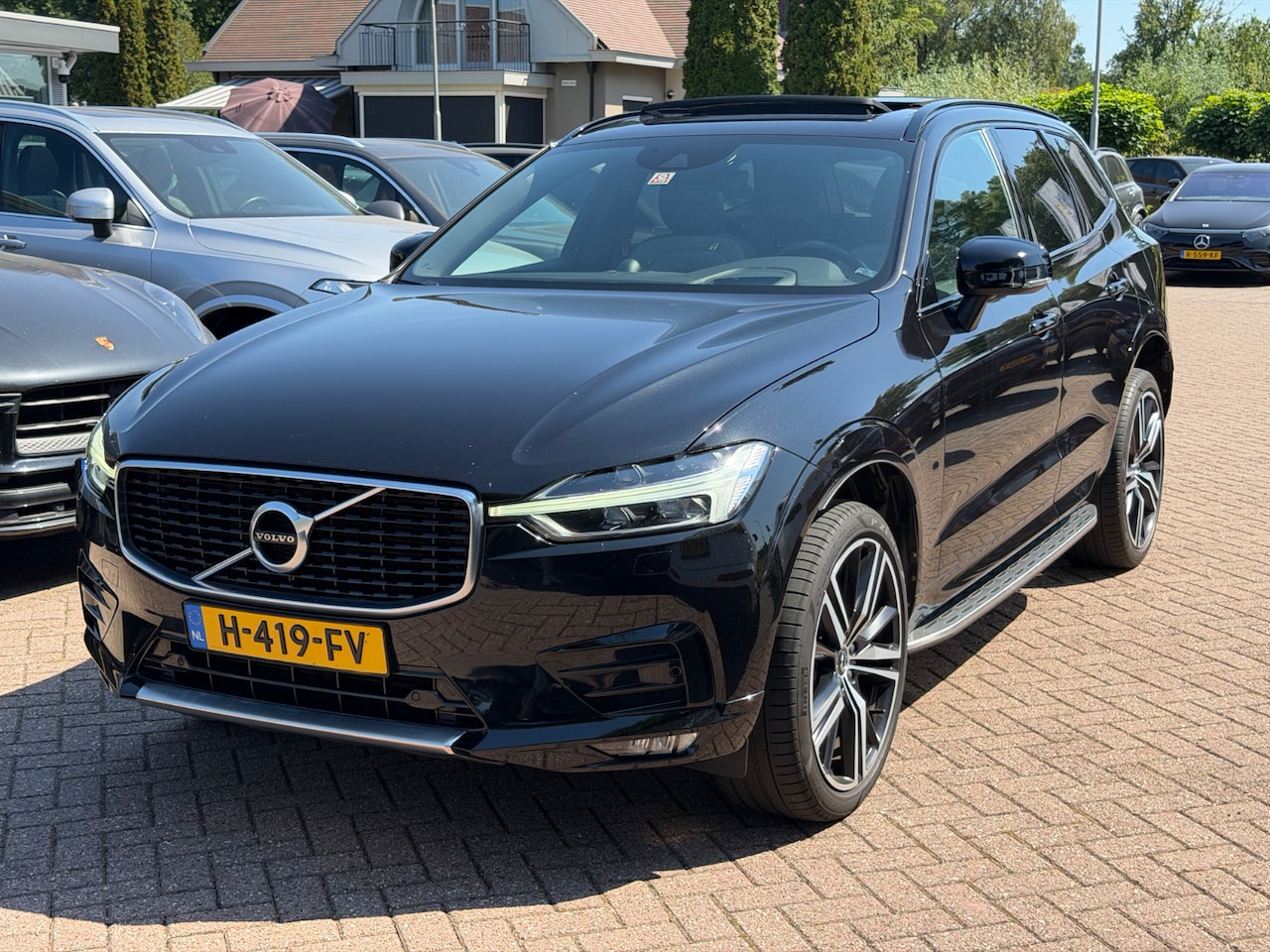 Volvo XC60 - 2.0 B5 R-Design / Trekhaak / Panoramadak / 360Camera / Head-up / Luchtvering / Keyless / 2 - AutoWereld.nl
