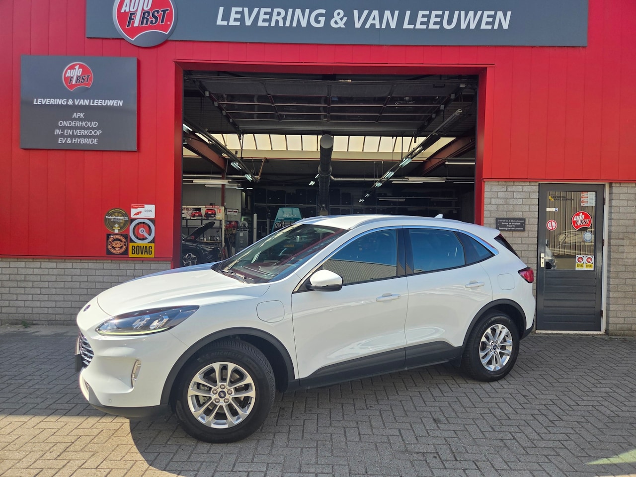 Ford Kuga - 2.5 PHEV Titanium Parkeersensoren V+A / Navigatie/ Camera/ Stoelverwarming/ Rijklaarprijs! - AutoWereld.nl