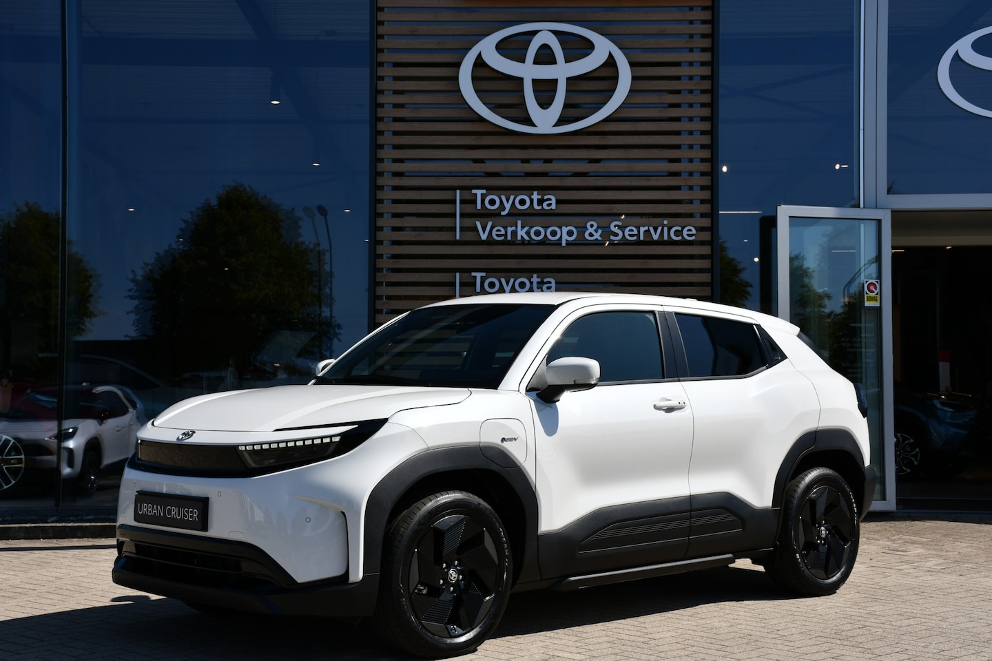 Toyota Urban Cruiser - Dynamic 61 kWh Automaat 175pk | Nieuw | Direct uit voorraad leverbaar | - AutoWereld.nl