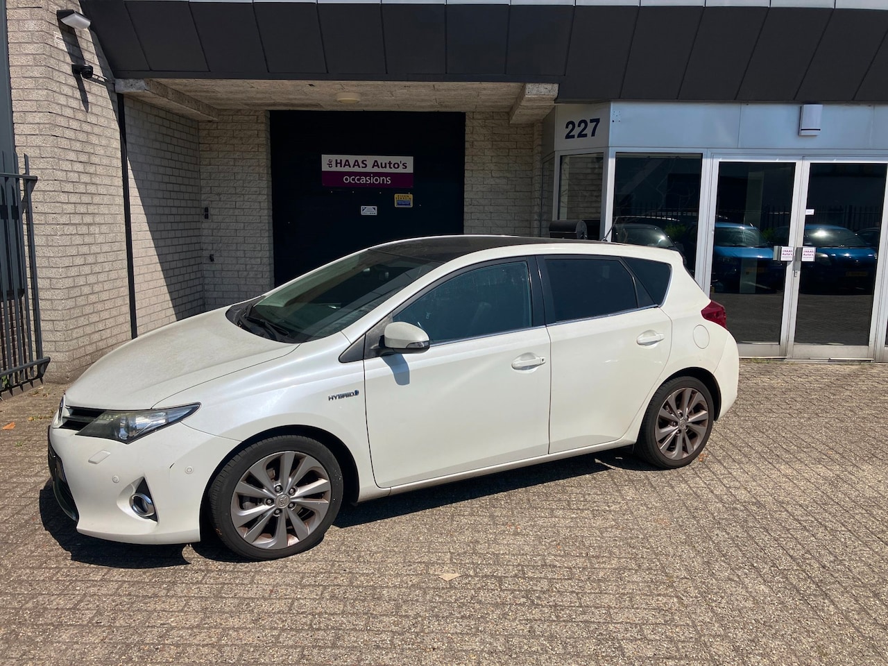 Toyota Auris - 1.8 Hybrid Lease Pro / PANO DAK / DEALER SERVICED / NAVI / CLIMA / METALLIC - AutoWereld.nl