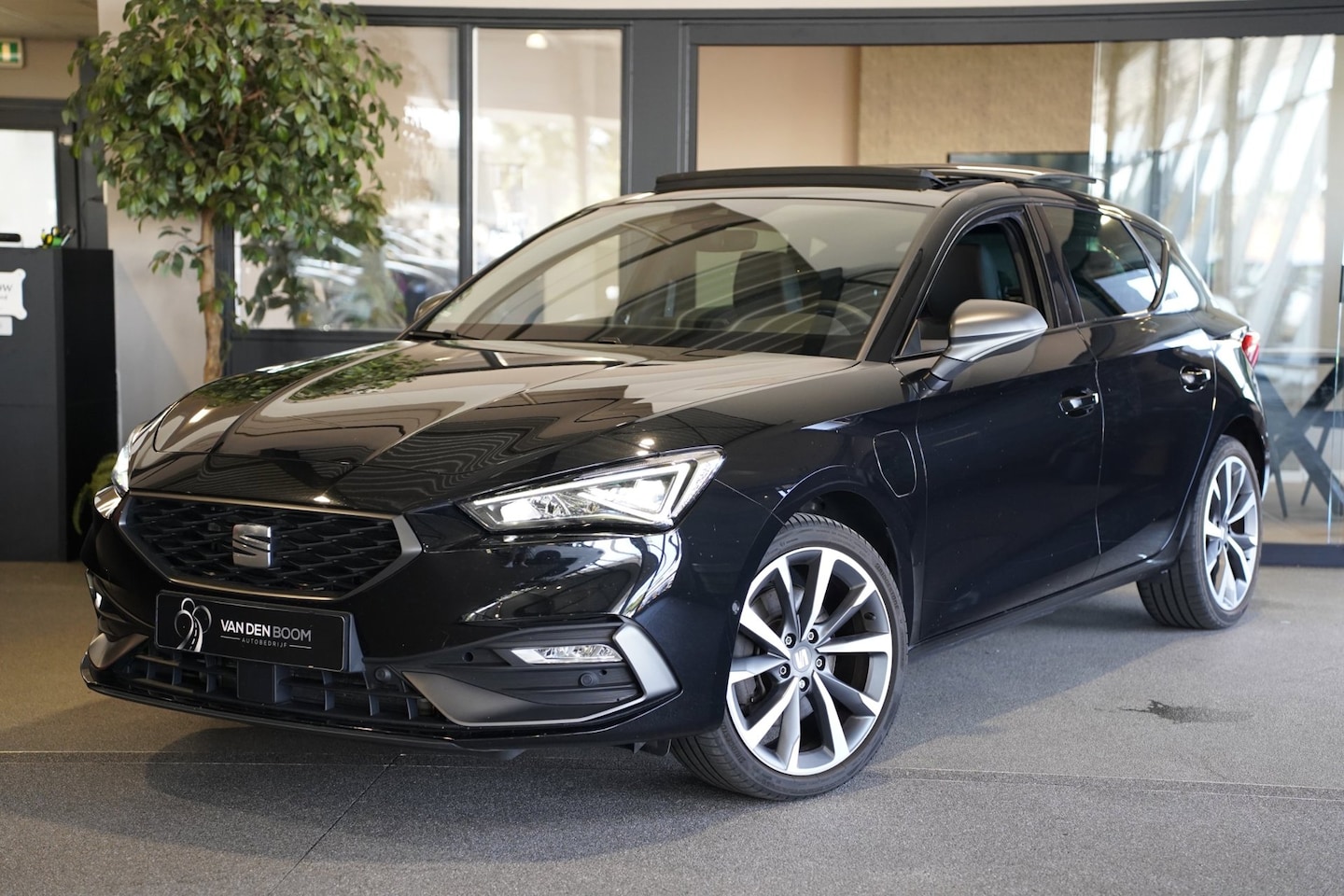 SEAT Leon - 1.4 TSI eHybrid PHEV FR 204PK Pano Cam Virtual Led Navi Leder/Alcantara Memory - AutoWereld.nl