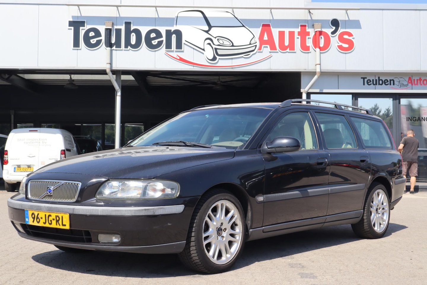Volvo V70 - 2.4 Comfort Line | Leder | Cruise control | Climate control | Trekhaak | Dakrails - AutoWereld.nl