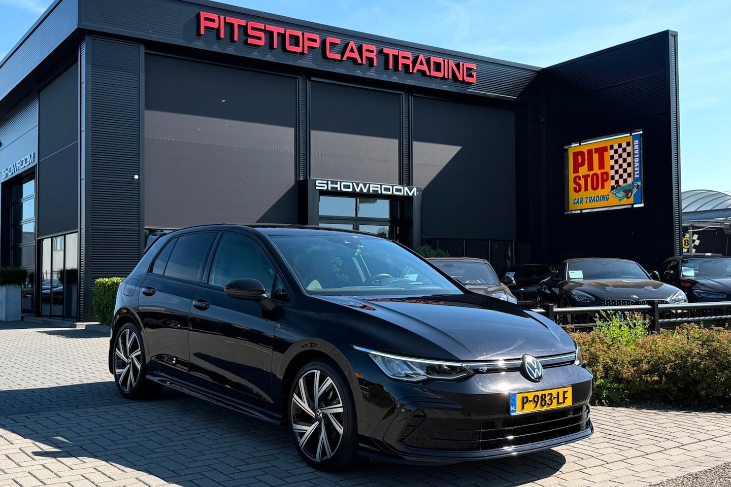 Volkswagen Golf - 1.5 eTSI 3 x R-Line, HUD, Trekhaak, H&K, Stuurwiel Verwarming, Topstaat! - AutoWereld.nl