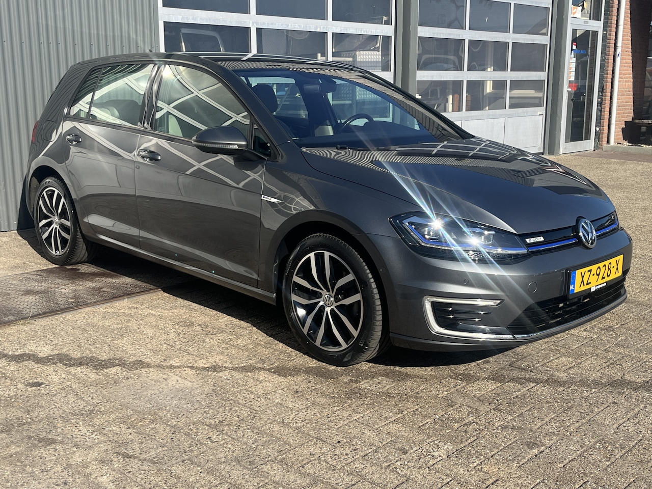 Volkswagen e-Golf - 100% Elektrisch Airco Cruise controle Virtual display Navigatiesysteem Stuurwielbediening - AutoWereld.nl