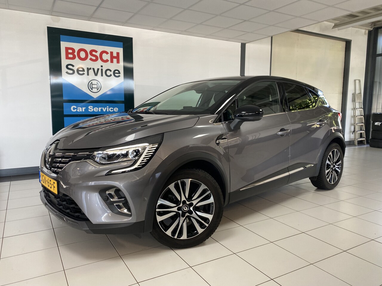 Renault Captur - 1.6 E-Tech plug-in hybrid Initiale met Trekhaak /Bose/ Leer/ 360 Camera  / Adaptieve Cruis - AutoWereld.nl