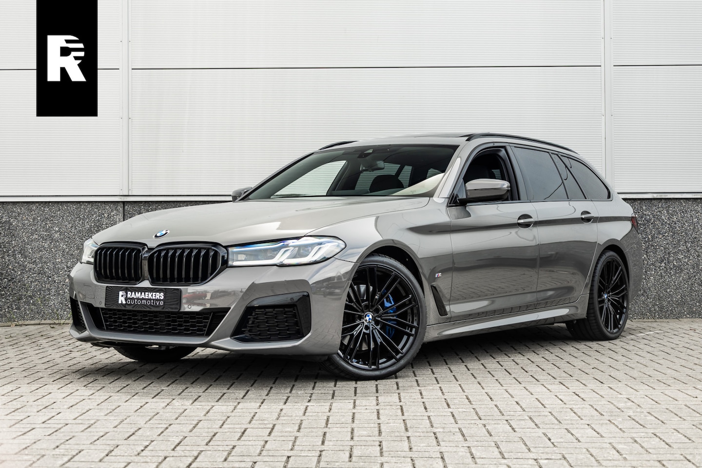 BMW 5-serie Touring - 530i High Executive M-Sport 20inch / Bernina Grau / Pano / Camera / Laser - AutoWereld.nl
