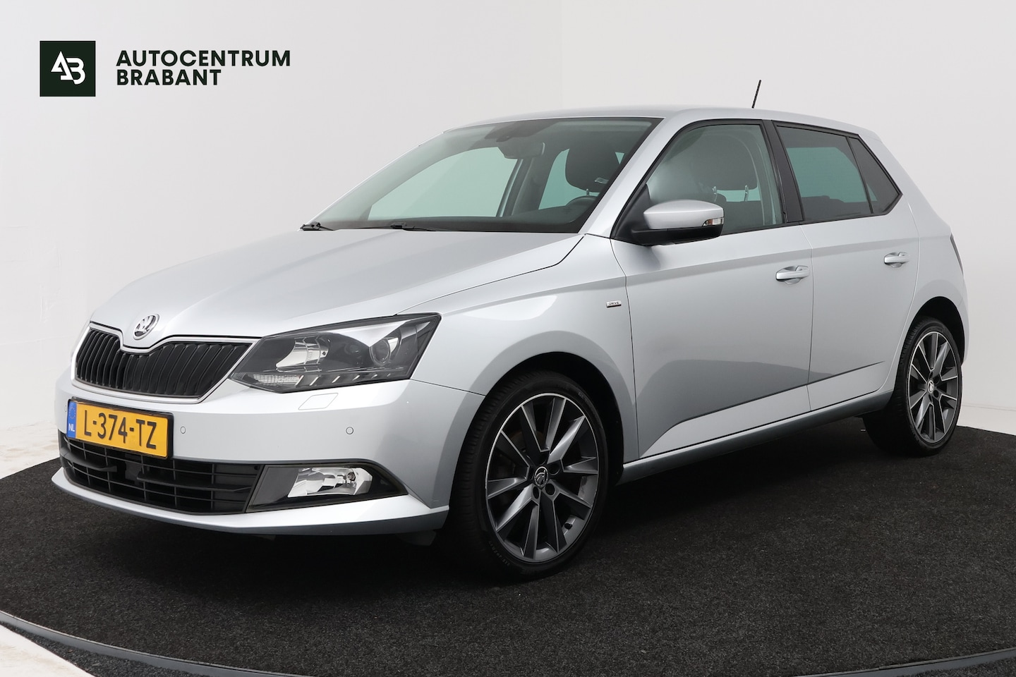 Skoda Fabia - 1.0 Sport (NAVIGATIE, STOELVERWARMING, CLIMA, PDC, LED, XENON, CARPLAY, STUURBEDIENING) - AutoWereld.nl