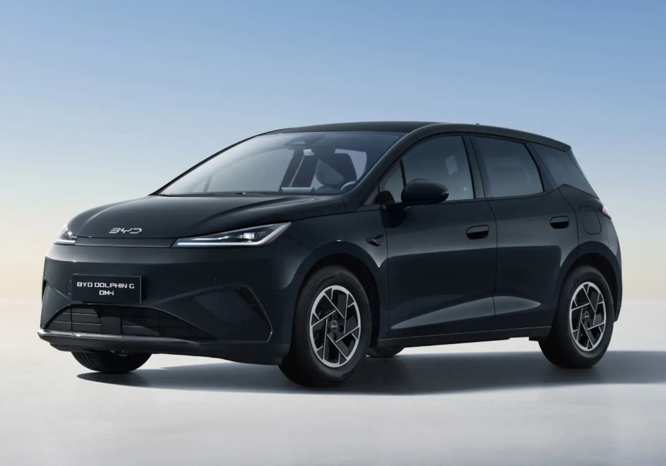 BYD DOLPHIN G - DM-i Comfort NIEUW/ 1040 KM / Obsidian Black / 105 EV / 360°-camera / HUD / - AutoWereld.nl