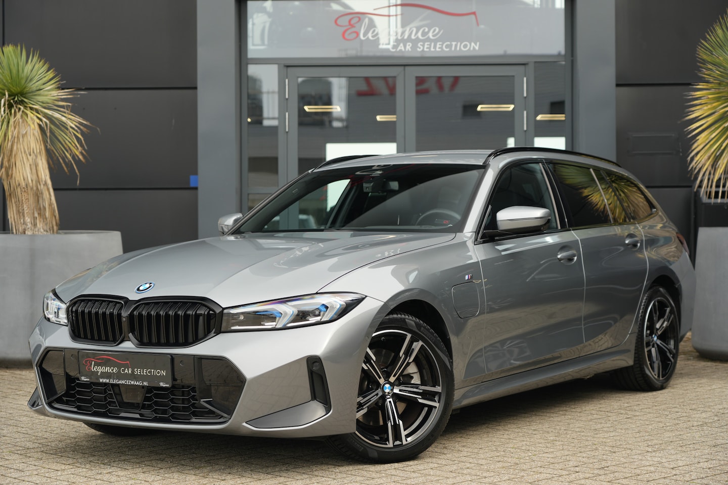 BMW 3-serie Touring - 330e xDrive M Sport High Executive 292pk Navigatie/HUD/360Camera - AutoWereld.nl