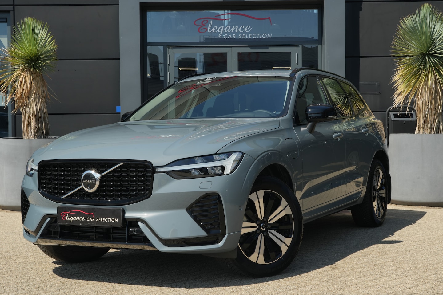 Volvo XC60 - 2.0 T6 Plug-in hybrid AWD Plus Dark 350pk Navigatie/Stoelverwarming/360Camera - AutoWereld.nl
