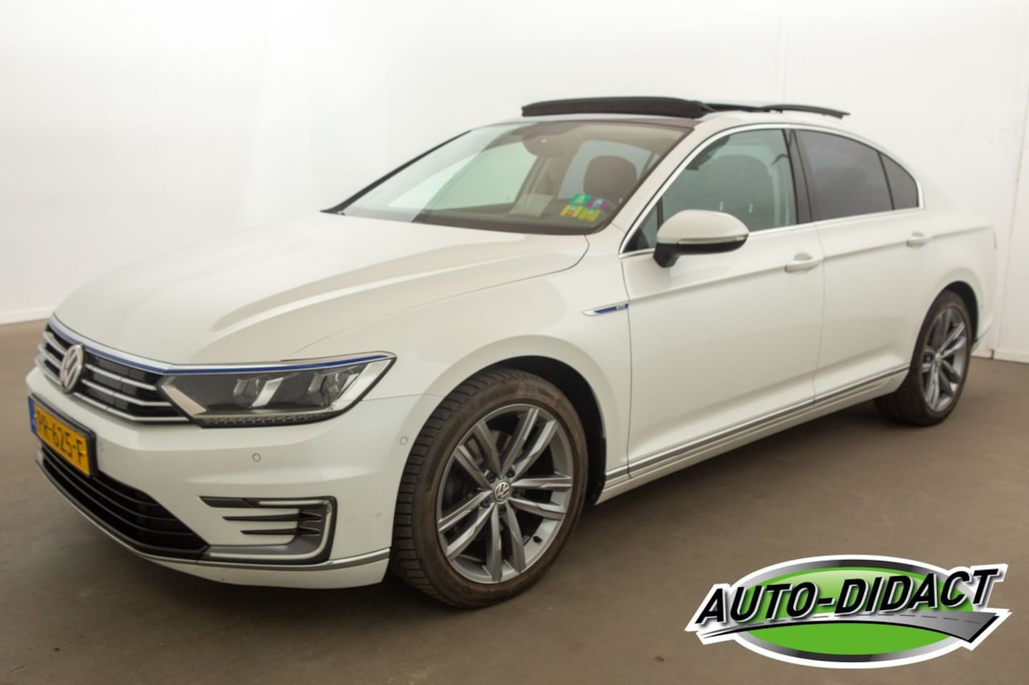 Volkswagen Passat - 1.4 TSI GTE Automaat Pano Digi Dash Navi Clima - AutoWereld.nl