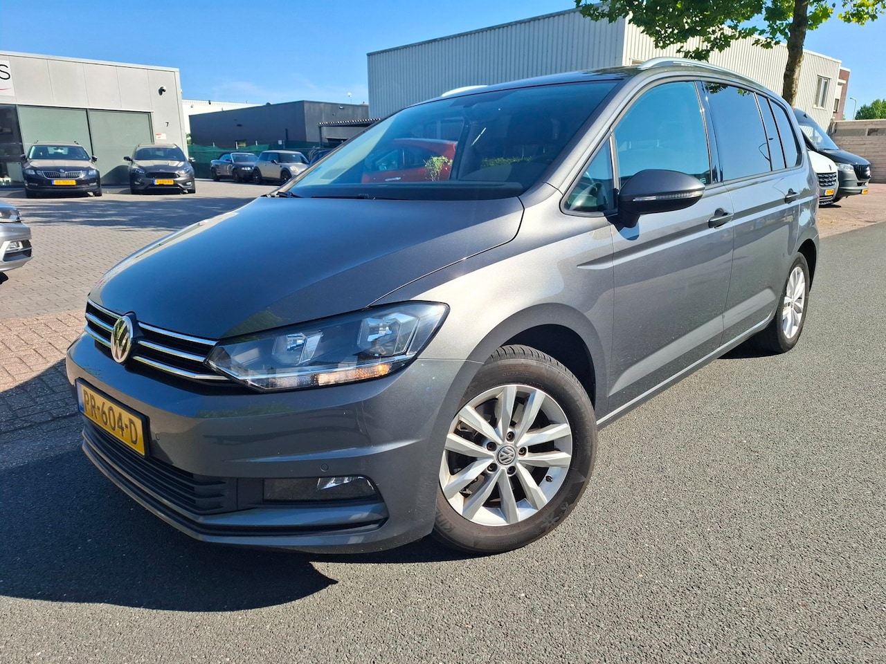 Volkswagen Touran - 1.6 TDI SCR Comfortline Business AUTOMAAT/PANO/CAMERA! - AutoWereld.nl