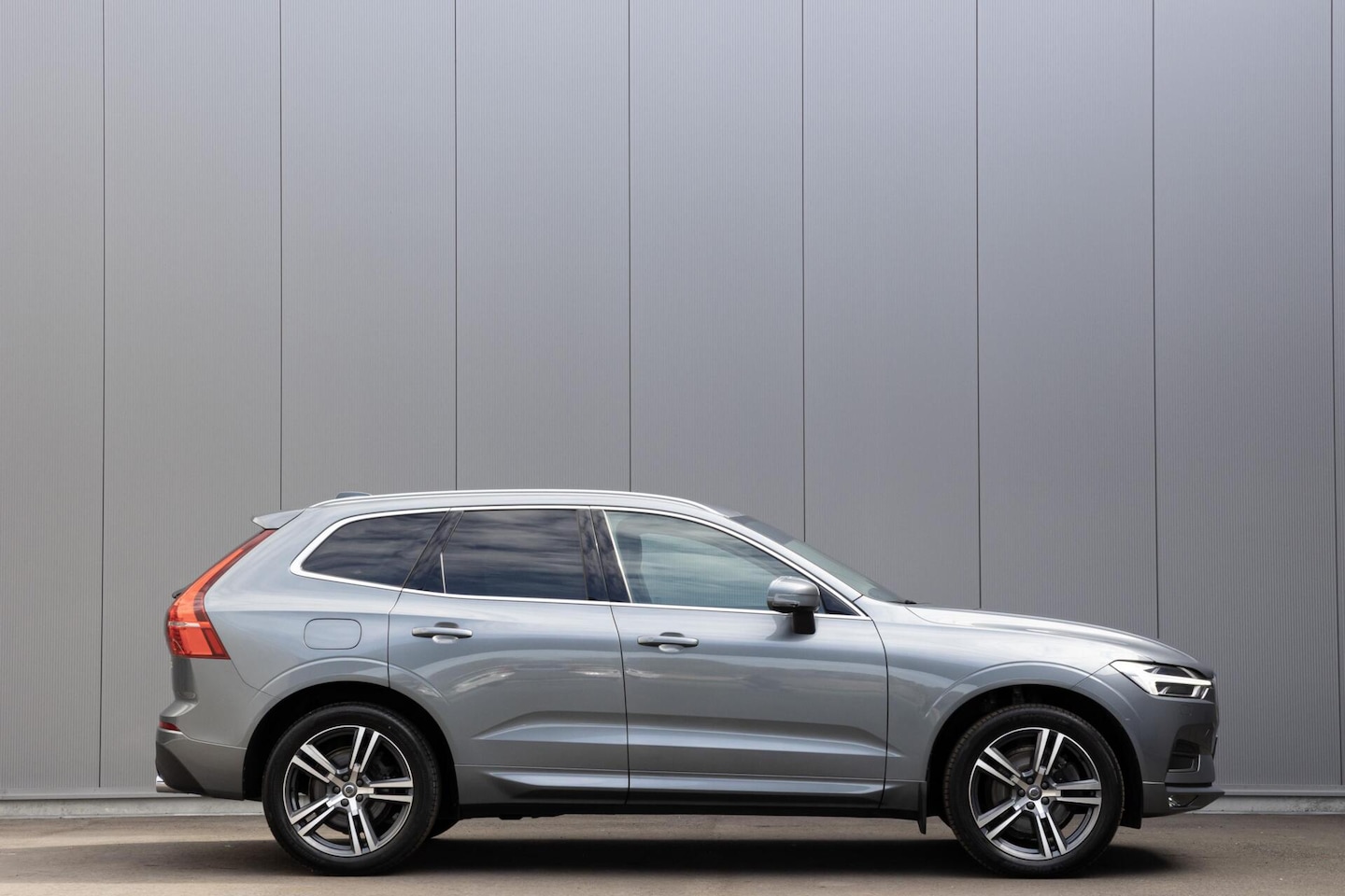 Volvo XC60 - 2.0 T4 Momentum Pro Panoramadak|Trekhaak|Leder|Winterpack - AutoWereld.nl