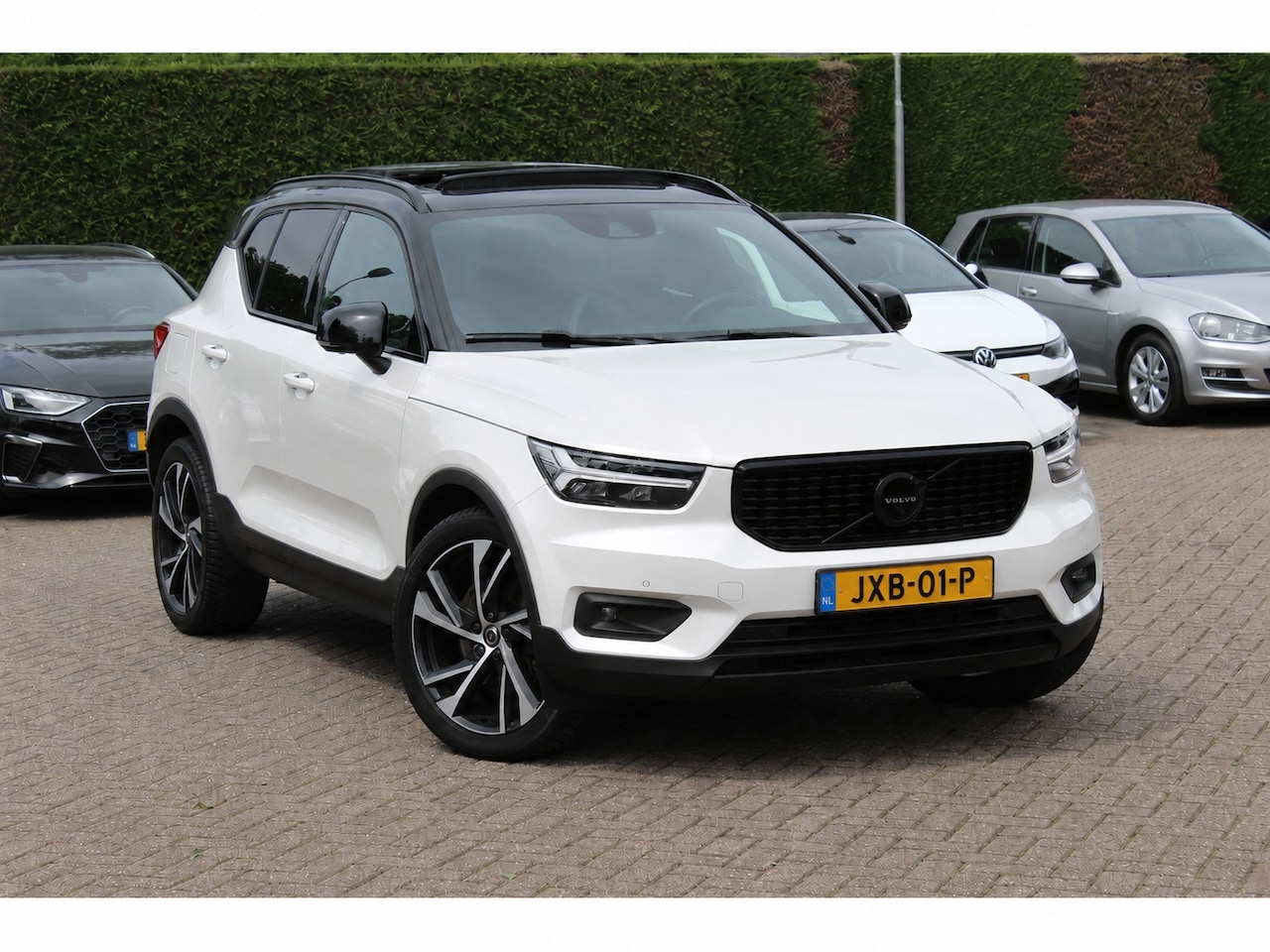 Volvo XC40 - 1.5 T5 Twin Engine R-Design / Panoramadak / Camera / 20'' / Stoel+Stuurverwarming / CarPla - AutoWereld.nl