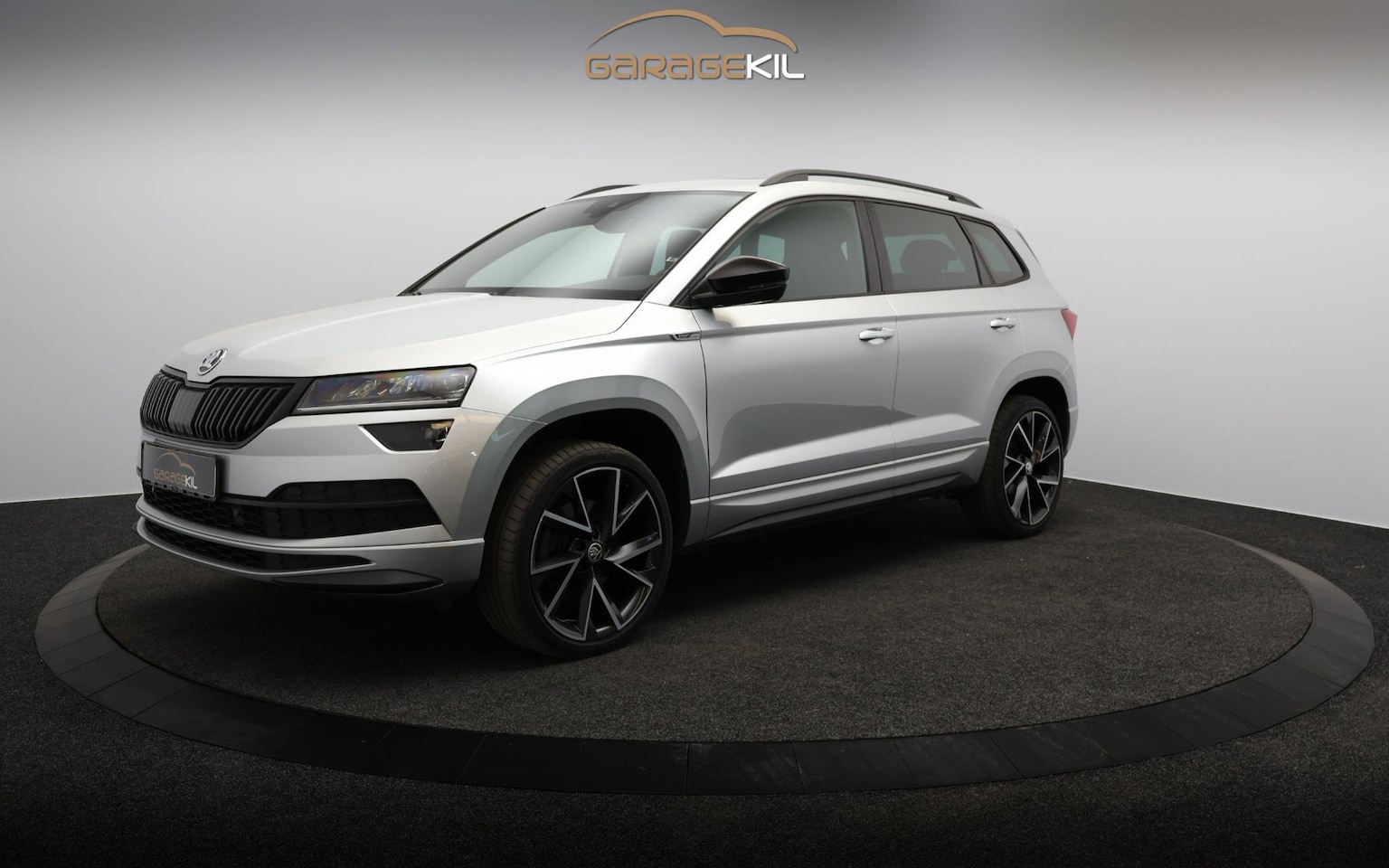 Skoda Karoq - 1.5 TSI ACT Sportline Business 1e Eig / Dealeronderh / Pano / 19 inch / LED / ACC / Keyles - AutoWereld.nl