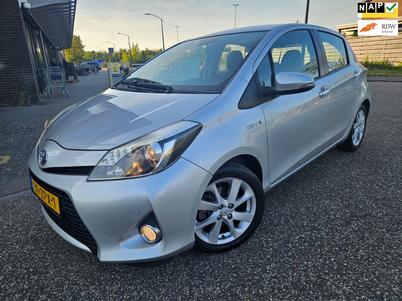 Toyota Yaris - 1.5 Full Hybrid Dynamic GARANTIE - AutoWereld.nl