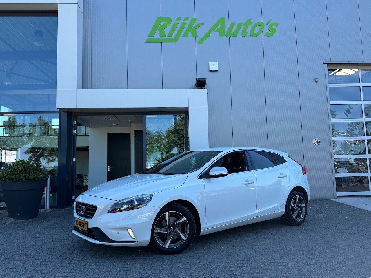 Volvo V40 - 2.0 D2 R-Design Business * NAP * 100% Onderhouden * 2e Eigenaar - AutoWereld.nl