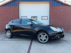 Alfa Romeo Giulietta - 1.4 T Distinctive Cruise control Climate control Multimedia Trekhaak PDC V+A