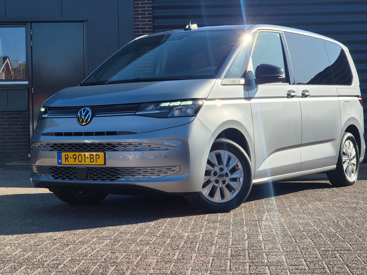 Volkswagen Multivan - PERSONEN UITV. 1.4 e-Hybride | L2H1| Life- Edition | Trekhaak | 6 Pers | NL-Auto | - AutoWereld.nl