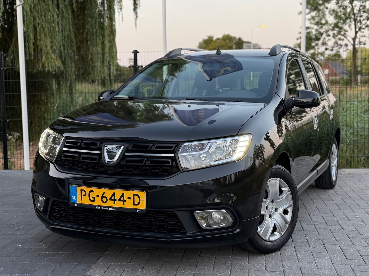Dacia Logan MCV - 0.9 TCe SL Royaal AUT / AIRCO / CRUISE / PDC / TREKHAAK - AutoWereld.nl
