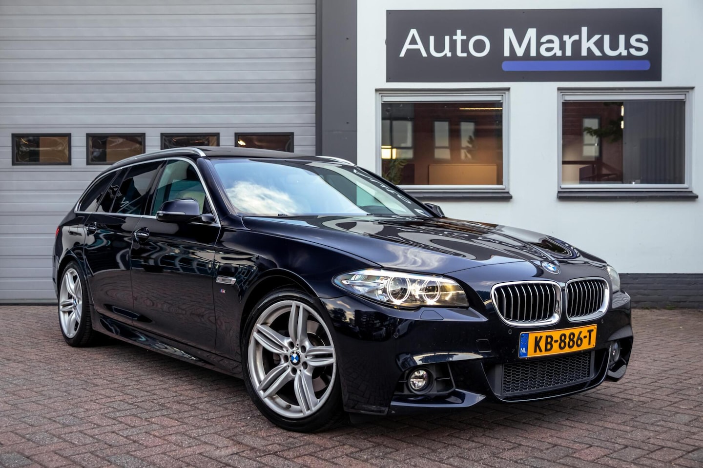 BMW 5-serie Touring - 520i 3X M-Sport|Pano|Comfortzetel|Carbonschwarz|Memory|Flippers - AutoWereld.nl