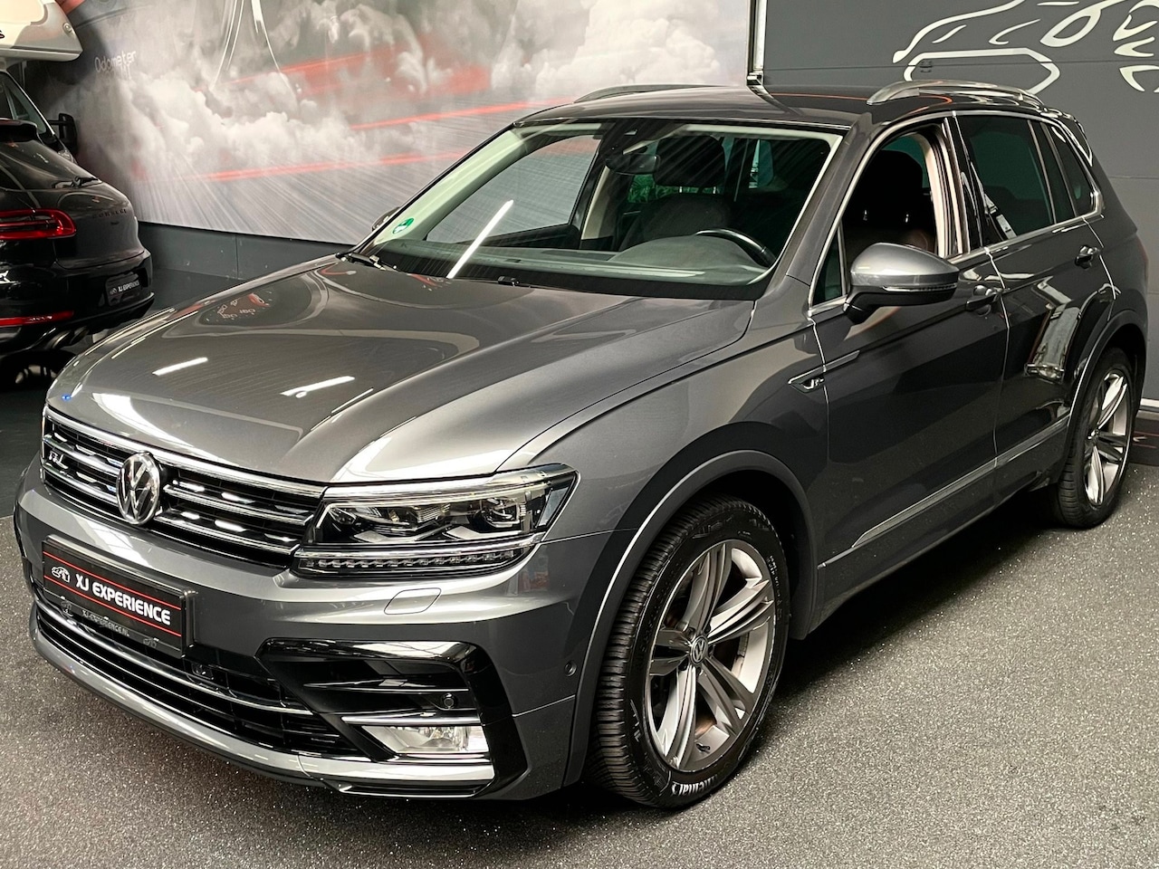 Volkswagen Tiguan - 2.0 TSI 4Motion Highline R-LINE 180 PK NAVI TREKH LED - AutoWereld.nl