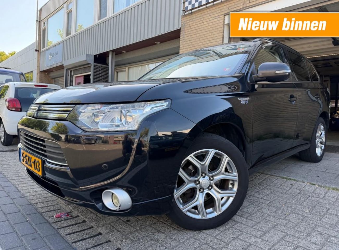 Mitsubishi Outlander - 2.0 PHEV Instyle+ ACC ECC LEER DAK BOM VOL,NAP APK GOED ONDERHOUDEN - AutoWereld.nl