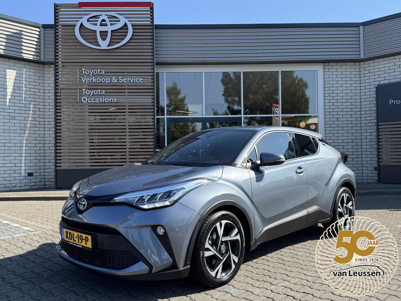 Toyota C-HR - 1.8 HYBRID STYLE STOELVERW BLIND-SPOT PARK-SENSOREN NAVI APPLE/ANDROID KEYLESS 18" LM-VELG - AutoWereld.nl
