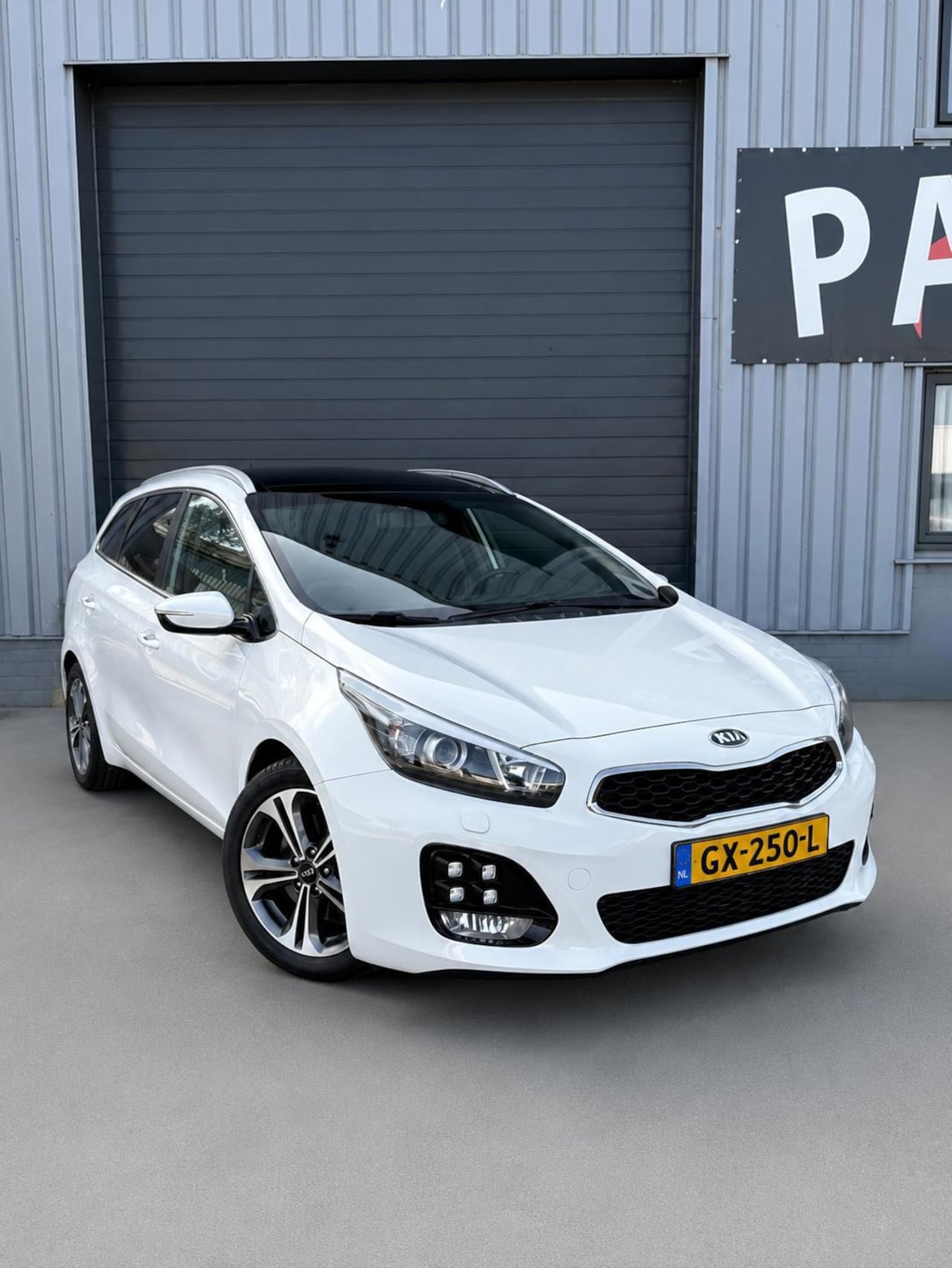 Kia Cee'd Sportswagon - 1.0 T-GDi GT-Line Airco/Trekhaak/Pano/Navi/Camera/Stuur Verwarming - AutoWereld.nl