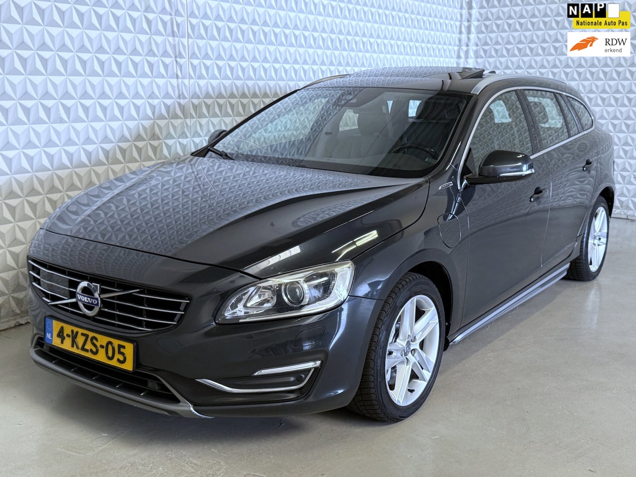 Volvo V60 - 2.4 D6 AWD Plug-In Hybrid / NIEUWE APK! (2013) - AutoWereld.nl