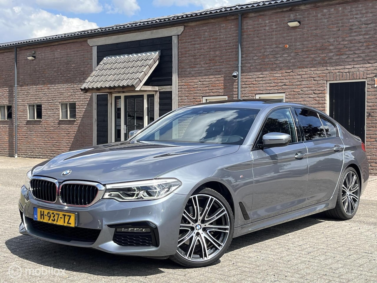 BMW 5-serie - 520i High Executive Edition M-Sport I Glasdak I Head-Up I HiFi - AutoWereld.nl