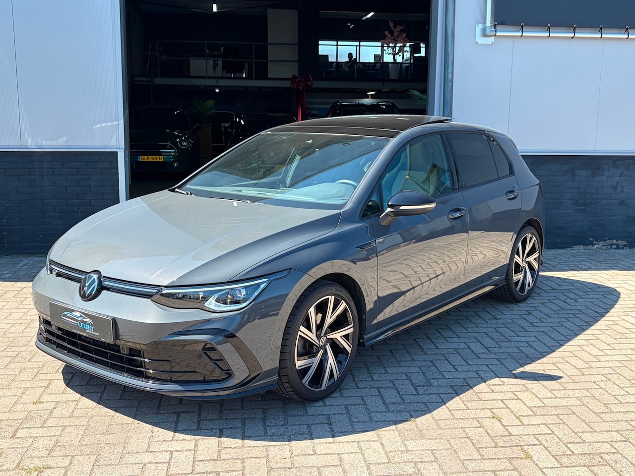 Volkswagen Golf - 1.5 eTSI R-Line|IQ|Pano|ACC|Alarm|Keyless|Trekhaak - AutoWereld.nl