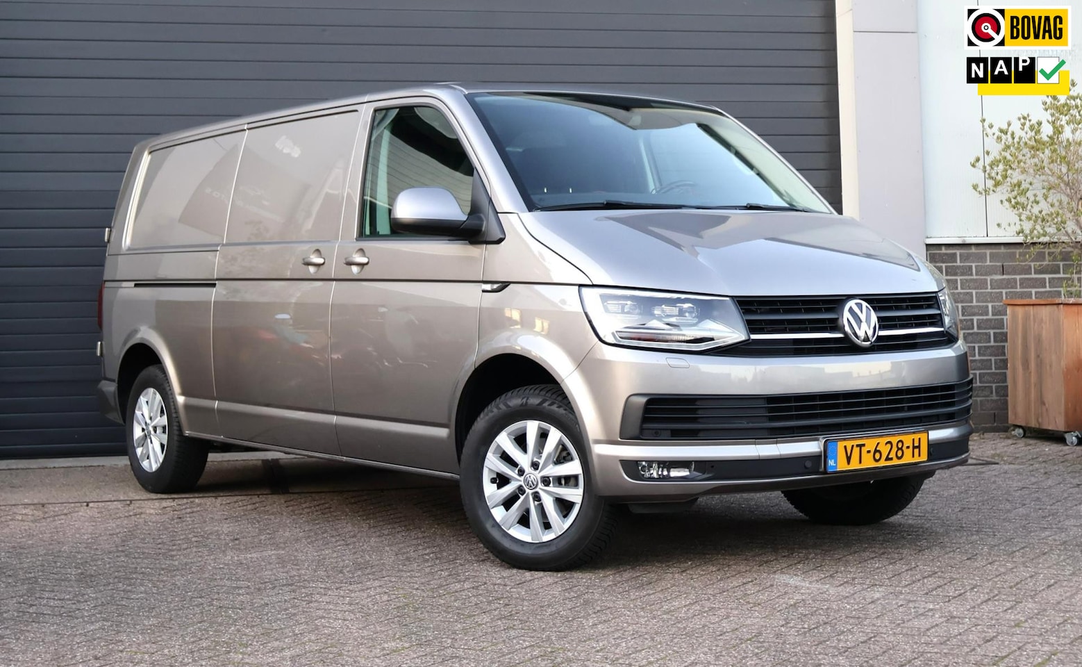 Volkswagen Transporter - 2.0 TDI L2H2 Highline DSG/Cruise/Led - AutoWereld.nl