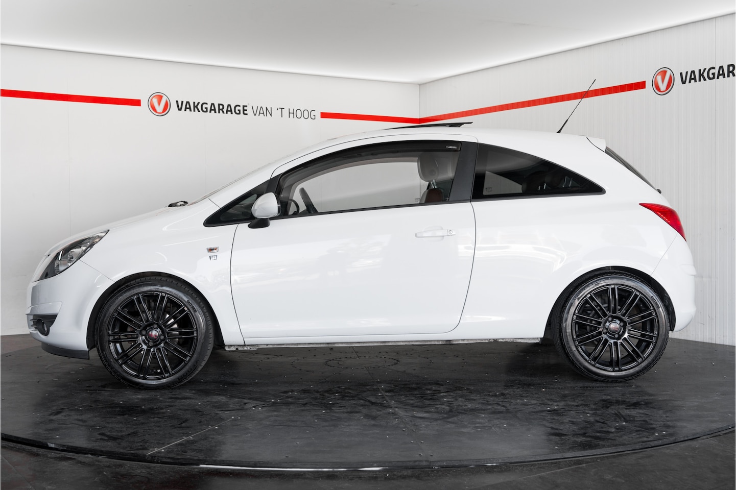 Opel Corsa - 1.2-16V '111' Edition Automaat,Leder,Panoramadak,17' inch Lm velgen - AutoWereld.nl