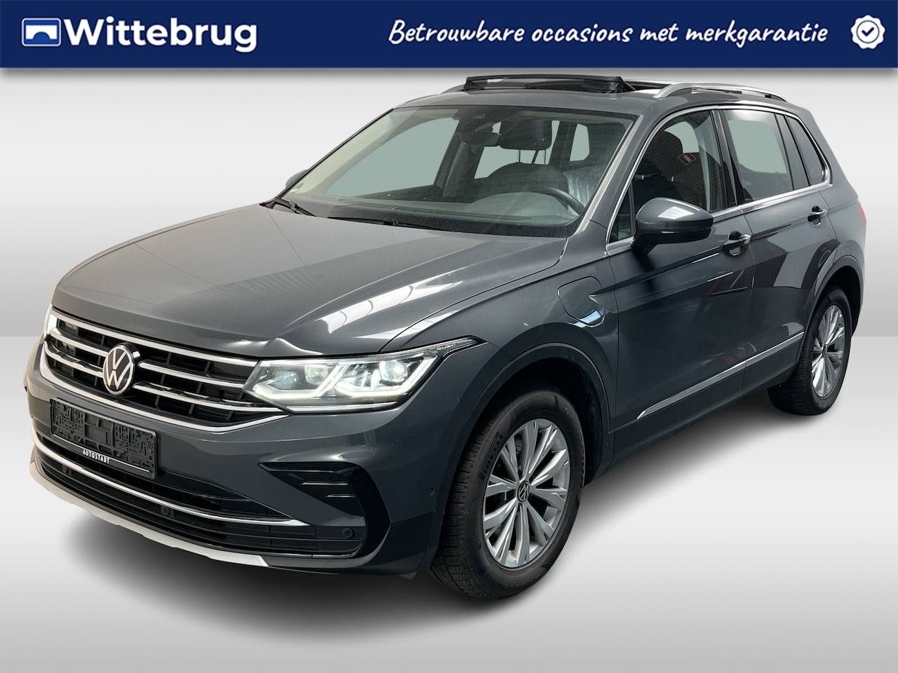 Volkswagen Tiguan - 1.4 TSI eHybrid Elegance / AUTOMAAT/ TREKHAAK/ PANODAK/ KEYLESS/ CRUISE/ DIGITAL DASH/ APP - AutoWereld.nl