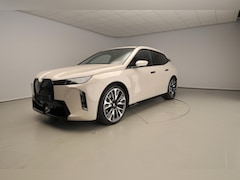 BMW iX - xDrive45 | M-Sportpakket | LED | HUD | Active cruise | Trekhaak | Keyles go | DAB | Harman