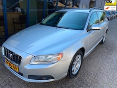 Volvo V70 - 2.5T Momentum Automaat LEER / PDC / TREKHAAK