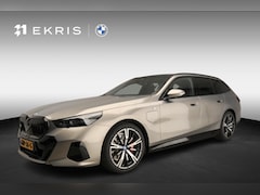 BMW 5-serie Touring - 530e | M-Sportpakket | LED | Leder | HUD | Active cruise | Panoramadak | Trekhaak | DAB |